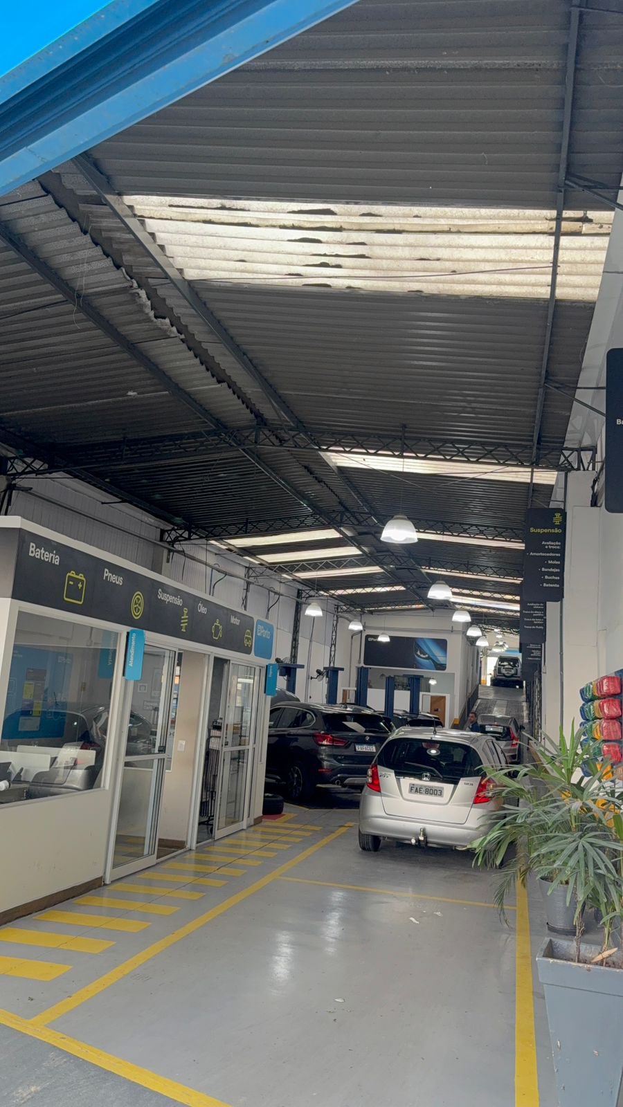Mecânico da Meta Centro Automotivo em ação na oficina
