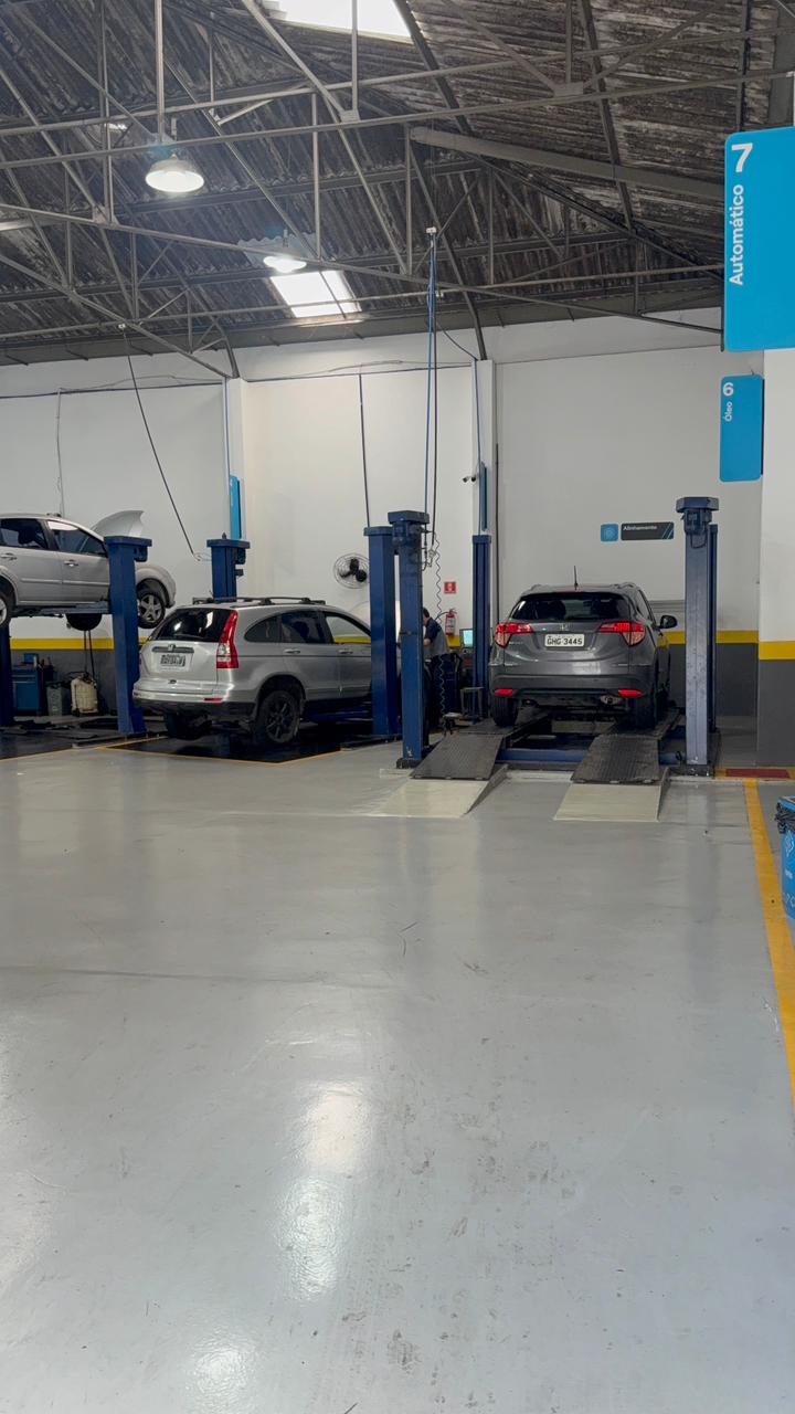 Mecânico realizando manutenção preventiva